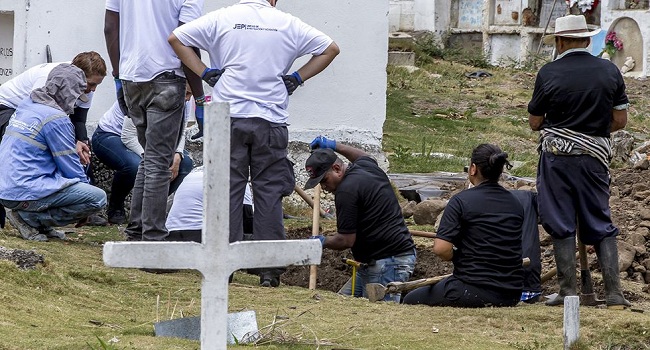 En las diligencias en el cementerio Las Mercedes de Dabeiba expertos de Medicina Legal tomaron 45 muestras de ADN y realizaron 60 entrevistas para cotejar las informaciones con los cuerpos exhumados.