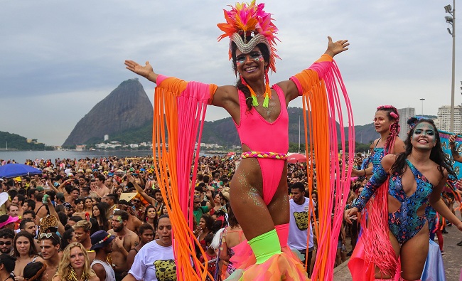 Los diversos canales de ríos, playas, tradiciones holandesas y portuguesas, mezcladas con las raíces indígenas y africanas la sitúan a Brasil como una de las más emblemáticas del Carnaval.