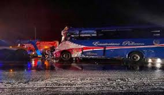 El accidente ocurrió entre un autobús de transporte interprovincial y "un tráiler de origen peruano", puntualizó la Comisión de Tránsito de Ecuador.