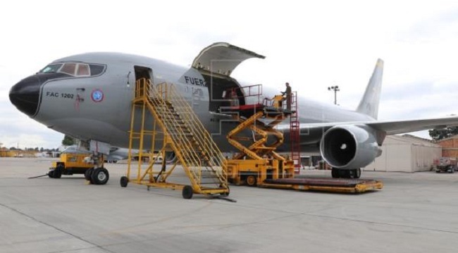 El avión militar  partió este sábado de Bogotá con destino a la ciudad china de Wuhan para repatriar a los Colombianos así como a tres extranjeros miembros de sus familias ante el brote de COVID-19 que ha causado 2.345 muertos en el gigante asiático.