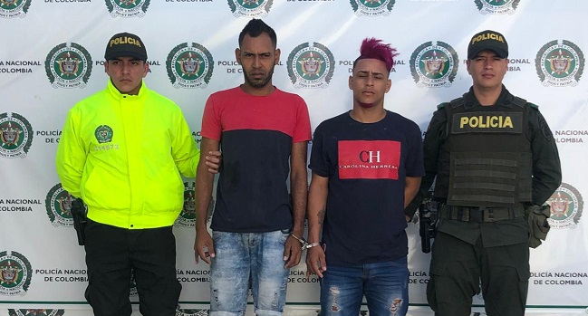 Elías Beltrán y Jordan Villalobos, capturados por la Policía portando un arma de fuego sin documentos