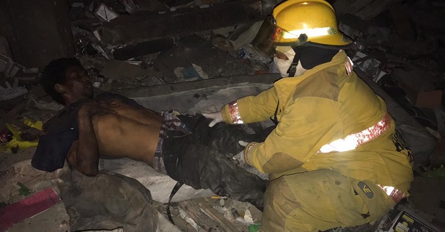 Personal del Cuerpo de Bomberos de Santa Marta fue el encargado de auxiliar a la víctima que había quedado de bajo de los escombros