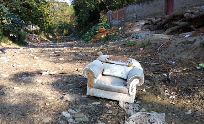 Diferentes objetos son arrojados al canal, lo que traído la acumulación de los desechos sólidos en el canal de manera excesiva. 