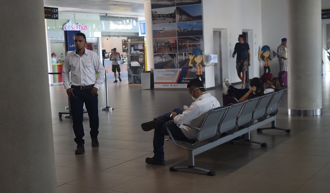 Varios pasajeros quienes arribaron a la capital del Magdalena provenientes de Bogotá, hablaron de la falta de información  en la terminal aérea y manifestaron que al llegar nadie se les acercó para hacerles preguntas sobre sus estados de salud.