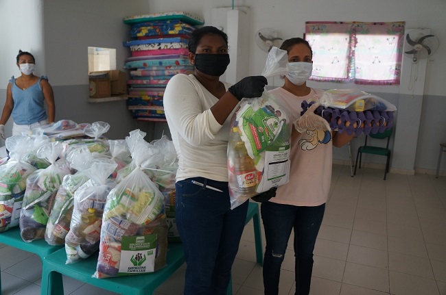Niños y niñas de los hogares infantiles Norte, Bastidas y Mamatoco de esta ciudad recibieron por intermedio de sus  padres  kits alimenticios y pedagógicos.