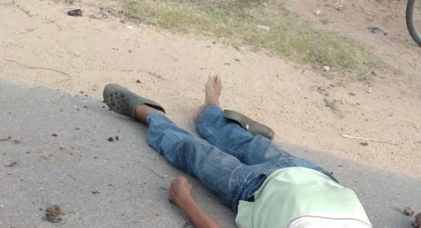 El cadáver de Luis Francisco Polo Cabrera tendido en la carretera.