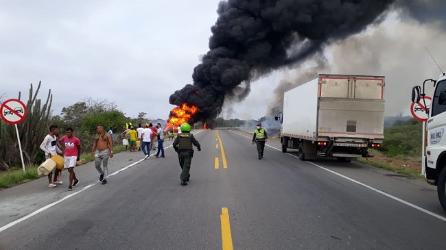 El vehículo de carga se prendió en llamas tras la explosión por lo que se hizo necesaria la intervención de los Bomberos de Ciénaga 