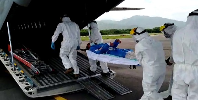 El traslado de las siete personas a la clínica Simón Bolívar de Bogotá se llevó a cabo al mediodía de ayer en un avión de la Fuerza Aérea Colombiana adecuada como ambulancia con camillas, respiradores mecánicos y monitor de signos vitales.     