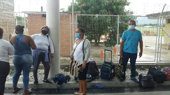 Un grupo de familiares de los lesionados trasladado a una clínica en Bogotá llegó hasta el aeropuerto Simón Bolívar para evidenciar el momento del despegue de la aeronave de la Fuerza Aérea. 
