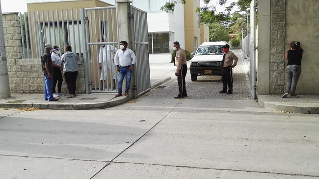 Familiares de las víctimas llegaron hasta la morgue del Instituto de Medicina Legal de Santa Marta para reclamar los cadáveres que llevaron hasta Tasajera para darles sepultura 