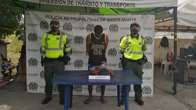 Jair Yecic Carbonó Iglesias, fue apresado por la Policía Metropolitana señalado como presunto responsable por el delito de porte, tráfico y fabricación de armas de fuego.