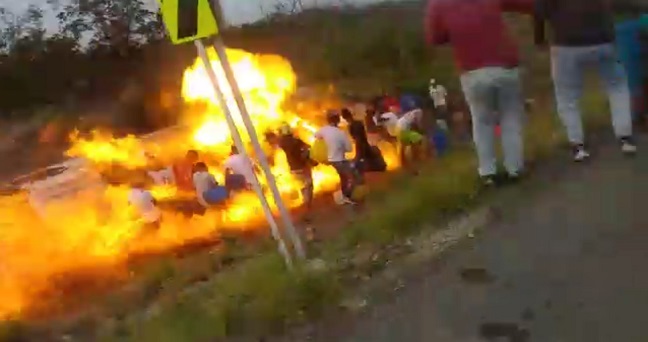 El vehículo de carga se prendió en llamas tras la explosión por lo que se hizo necesaria la intervención de los Bomberos de Ciénaga para poder sofocar las llamas.