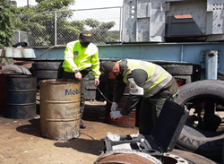 El operativo que permitió la incautación de 250 galones de acpm fue desarrollado por efectivos de la Policía Fiscal y Aduanera en un parqueadero del barrio Once de Noviembre de Santa Marta.
