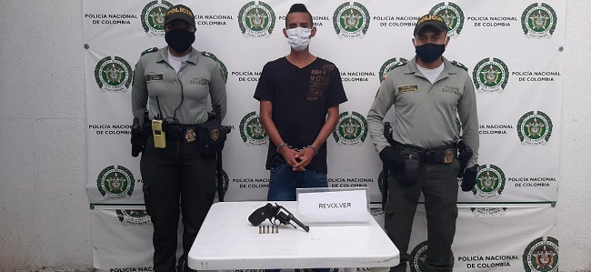 Deinerson Jesús Orozco Álvarez, capturado por la Policía Metropolitana de Santa Marta con un arma de fuego.