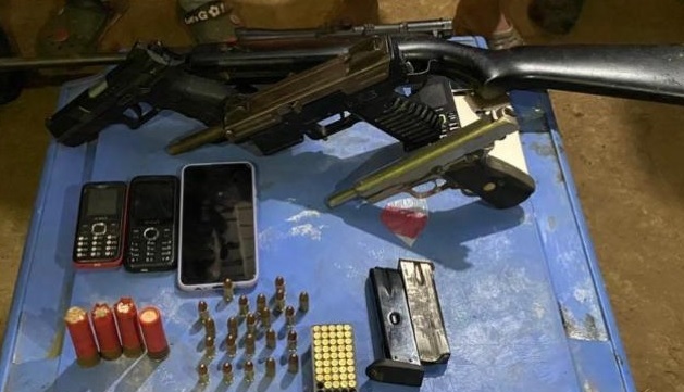 Dos pistolas calibre nueve milímetros, una miniuzi, un escopeta y munición para las mismas, fueron halladas en el operativo.