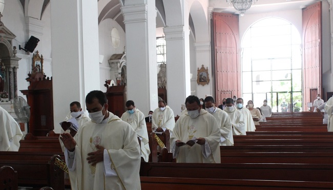En un acto solemne hicieron presencia algunos sacerdotes de la Diócesis.