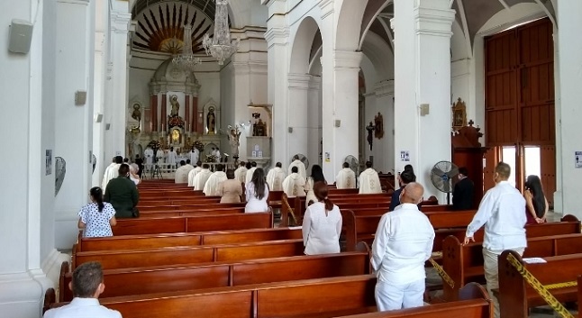 Al acto religiosos asistieron cerca de 50 personas, entre ellas Monseñor Luis Adriano, algunos sacerdotes, los dos ordenandos y familiares, al igual que servidores y parte del ministerio musical.