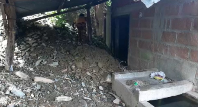 La escorrentía superficial que generó el arrastre de lodo y rocas hacia la parte baja del cerro, entró en las viviendas ocasionando daños estructurales.