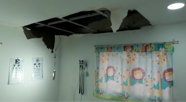 El agua acumulada en el techo del puesto de salud hizo que el cielo falso se viniera abajo y ahora el personal médico tiene que seguir atendiendo a los pacientes a ‘cielo abierto’.