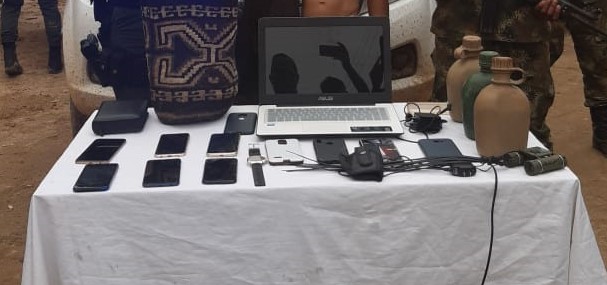 Los uniformados hallaron escondidos elementos correspondientes a un computador portátil, seis celulares, una biblia y un reloj, entre otros.