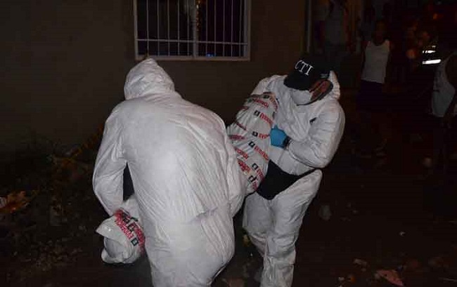 Algunas de las diligencias de inspección y levantamiento a cadáveres fueron adelantadas por personal de la Policía Metropolitana de Santa Marta.