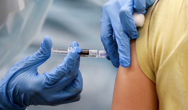Reino Unido dio luz verde a la vacuna Pfizer, que empezará a aplicarse desde mañana en dicho país. Colombia adelanta negociaciones bilaterales con esta farmacéutica. 