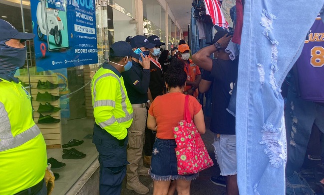 Dentro de la verificación que realizaron las autoridades distritales, constataron que muchos de los vendedores no cuentan con autorización para ejercer el comercio en esta zona de la ciudad.