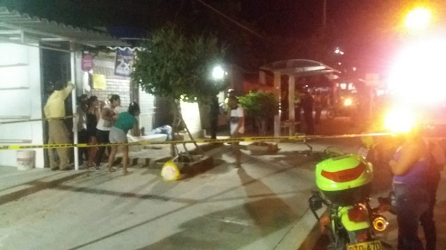 Algunos familiares de la víctima llegaron hasta el lugar de los hecho para percatarse de la situación.