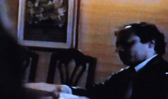 Esta es una imagen de Gustavo Petro, senador de la República, captada del video divulgado por la senadora Paloma Valencia cuando recibía una alta suma de dinero.
