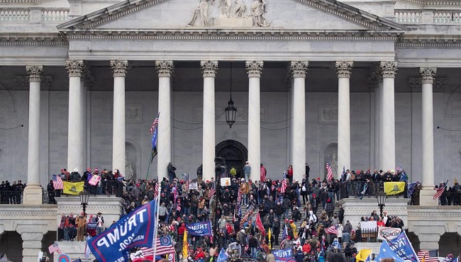 Los manifestantes rompieron ventanas y abrieron puertas a la fuerza hasta superar a la Policía del Capitolio, que asegura las instalaciones del Legislativo.