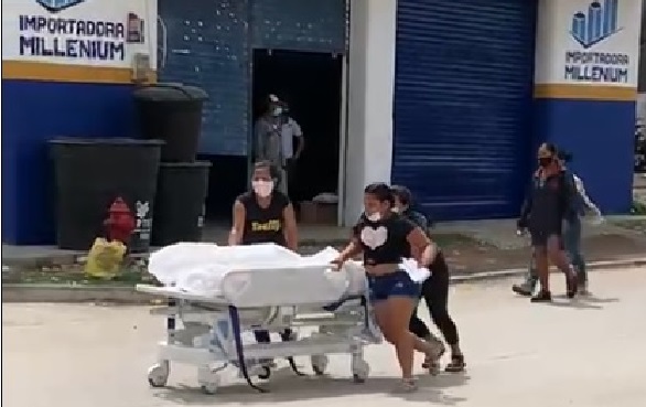 Por varias cuadras el cadáver de un hombre fue paseado por sus familiares para llevarlo hasta su casa tras sacarlo del hospital de Fundación, Magdalena.