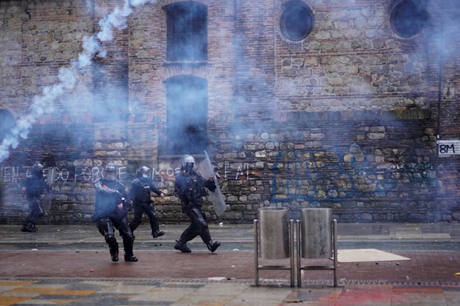  Miembros del ESMAD enfrentan manifestantes al finalizar una nueva jornada de movilizaciones hoy, en el centro de Bogotá (Colombia).EFE
