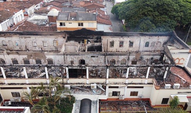 Fotografía aérea realizada con un dron que muestra las cenizas y los escombros que dejó un incendio provocado en el Palacio de Justicia en la noche de este martes, en Tuluá (Colombia). EFE