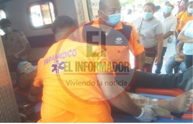 Dos hombres que se transportaban en la motocicleta fueron los heridos.