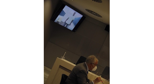  El exguerrillero del Ejército de Liberación Nacional (ELN) Luis Jhon Castro Ramírez, el Zarco (i, en pantalla), testifica por videoconferencia ante la sala de la Audiencia Nacional que estudia su extradición a Colombia, este jueves, en Madrid. EFE