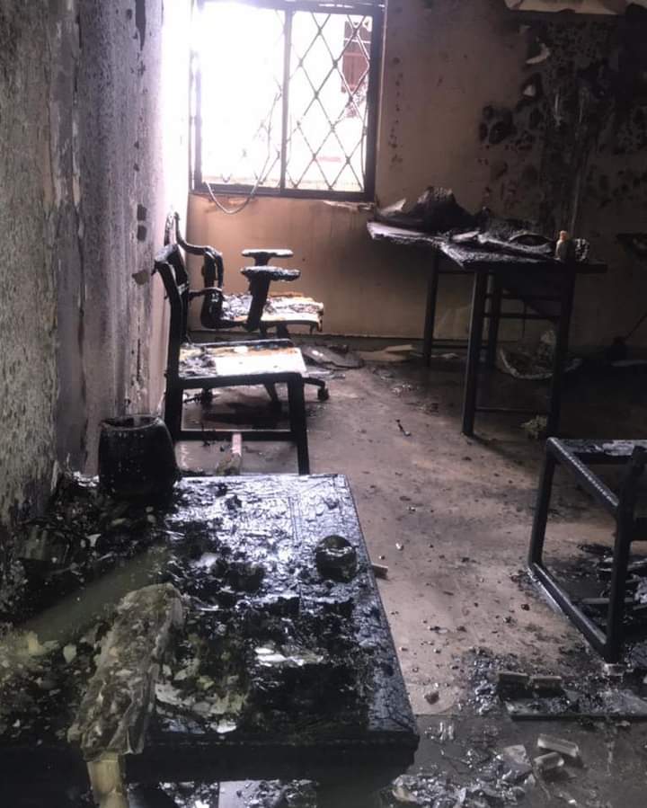 Completamente destruidos quedaron los elementos que se estaban dentro de la oficina ubicada en el Centro de Santa Marta.