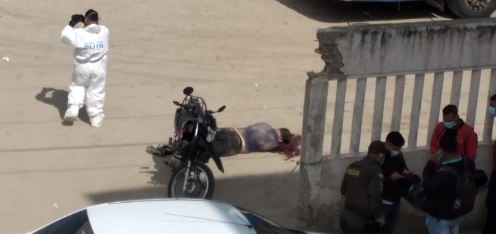 La víctima mortal habría intentado huir del lugar, pero su asesino le disparó en varios ocasiones en la cabeza.