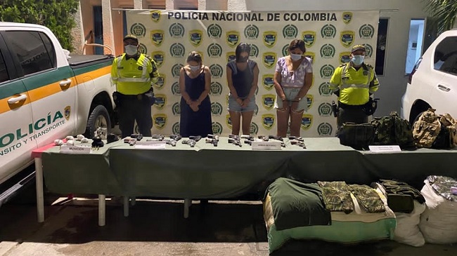 Tatiana Patricia Coronel Goenaga, Anyul Alicia Rivera Piñeres, y Leslie López Arango, con un lote de armas que llevaban en un vehículo de alta gama.