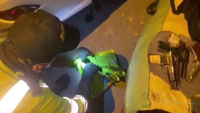 Las armas venían encaletadas en un costal y un morral dentro del vehículo particular, dijo la Policía.