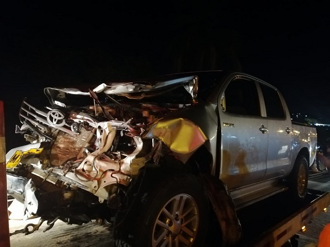 La camioneta de placas MXL186, conducida por Enrique Rafael Vives Caballero, quedó completamente destruida en su parte delantera tras el fuerte impacto tras embestir al grupo de jóvenes.