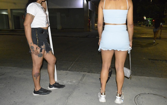 Mujeres trans se apoderan de la esquina de la avenida Hernández Pardo con calle 23 para ejercer la prostitución hasta altas horas de la madrugada.