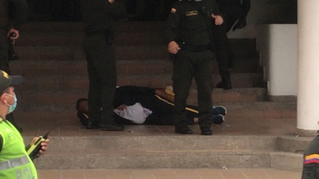 Este es el momento en el que el personal de la Policía Metropolitana da con la captura de un presunto atracador.