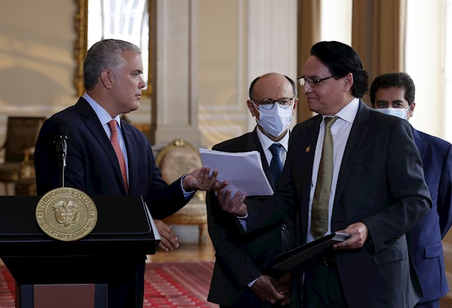 El presidente de Colombia, Iván Duque (i), recibe hoy un informe del asambleísta ecuatoriano Fernando Villavicencio (d), en Bogotá (Colombia).EFE