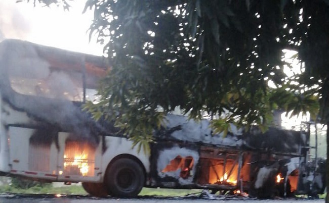Quema de bus en San Onofre, Sucre.