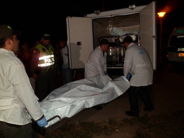 Personal de Policía de Tránsito y Transporte se encargó del levantamiento del cadáver. Foto archivo.