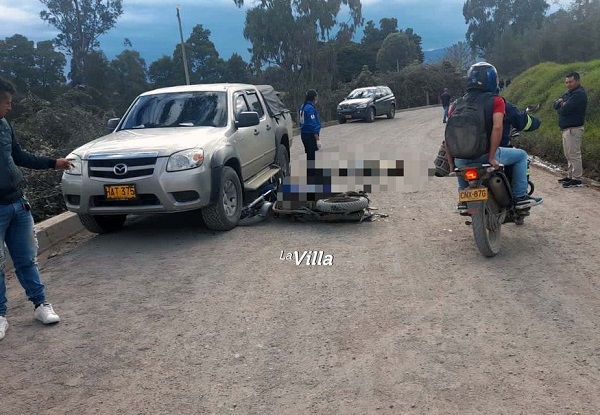 Las víctimas se fueron de frente contra una camioneta y al caer al asfalto fueron pisadas por una tractomula. Foto cortesía La Villa