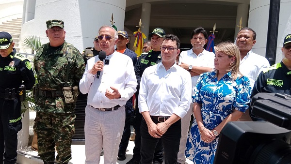 El ministro de Defensa, Iván Velásquez, presidió una reunión de seguridad en Santa Marta. En la gráfica con los jefes de las fuerzas militares y la alcaldesa Virna Jhonson.
