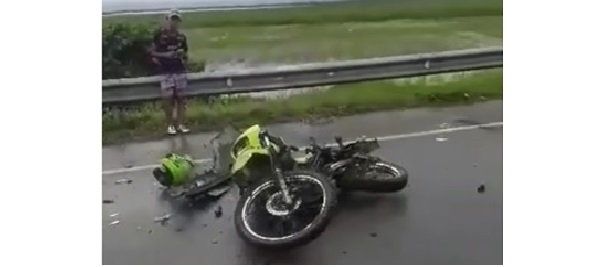 Destruida quedó la motocicleta en la que se movilizaban los uniformados.