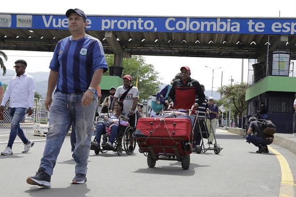 Un grupo de migrantes cruza la frontera en entre Colombia y Venezuela sobre el Puente Internacional Simón Bolívar que une a La Parada en Colombia y San Antonio del Táchira en Venezuela.