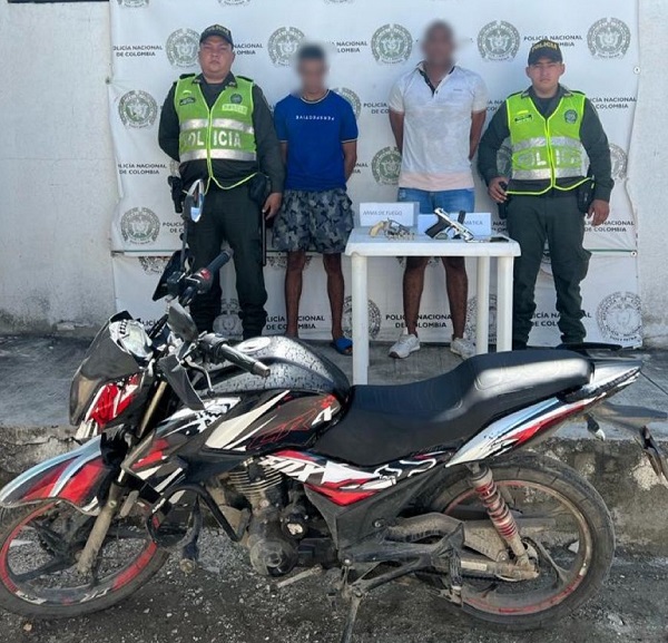 Los capturados junto con las armas y la moto fueron dejados a disposición de las autoridades competentes.
